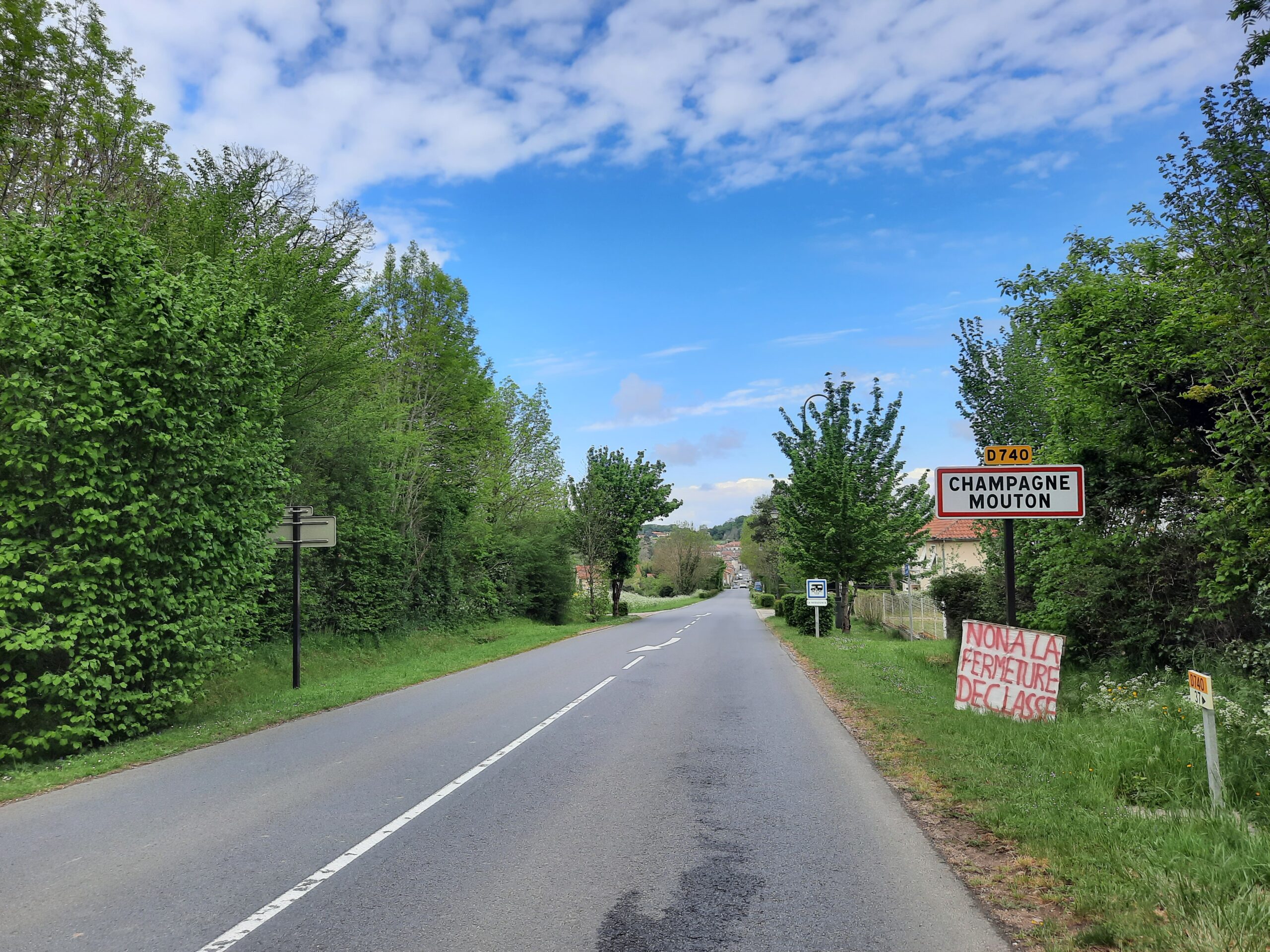 Champagne-Mouton, protestation fermeture école